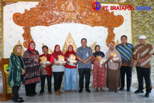Pj Gubernur Salurkan Bantuan Pangan di Sragen, Ada Apa?