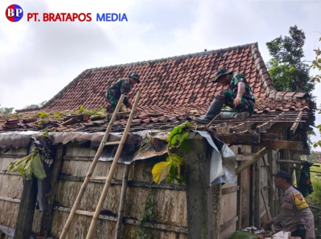 TNI Polri dan Warga Evakuasi Pohon Tumbang
