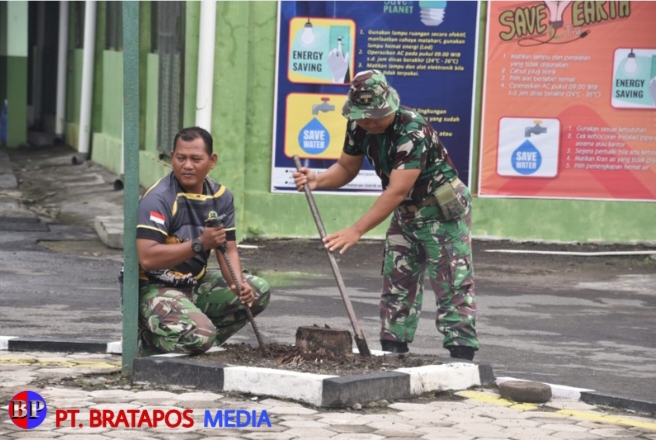 Ciptakan Lingkungan Bersih dan Sehat, Anggota Kodim Grobogan Laksanakan Pembersihan Pangkalan