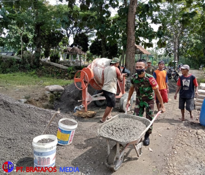 Membangun Desa Bersama Warga, Babinsa Kerja Bakti Pengecoran Jalan