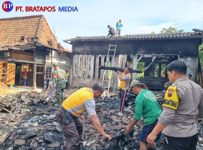 TNI Polri Bantu Bersihkan Sisa Kebakaran Rumah di Baturagung