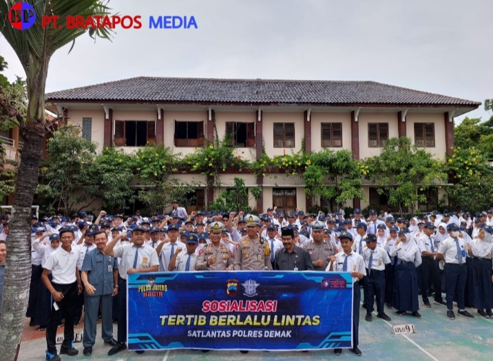 Hadir Sebagai Pembina Upacara, Kasat Lantas Polres Demak Ajak Pelajar Tertib Berlalu Lintas
