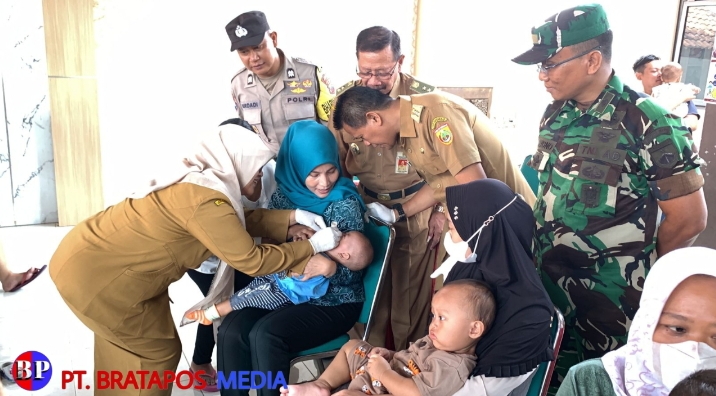 Babinsa Koramil 09/Grogol Dampingi Sub-PIN Polio di Madegondo