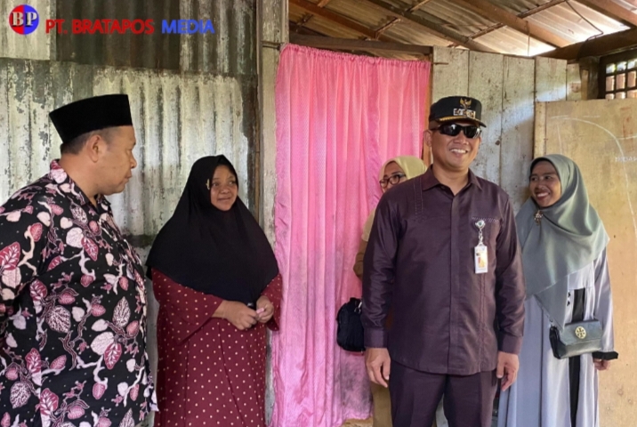 Bupati Kembali Kunjungi Warganya yang Miskin Ekstrem dan Beri Bantuan