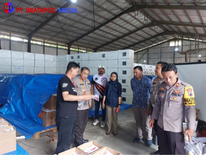 Kapolres Kudus bersama Kasubag Keuangan Pantau Pelipatan Surat Suara