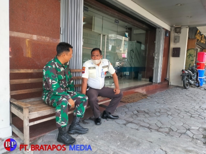 Babinsa Jayengan Jalin Komsos Selipkan Pesan Pemilu Damai