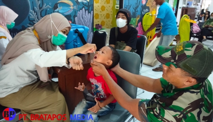 Peduli Kesehatan Anak, Bati Bakti TNI Dampingi Pemberian Imunisasi Polio