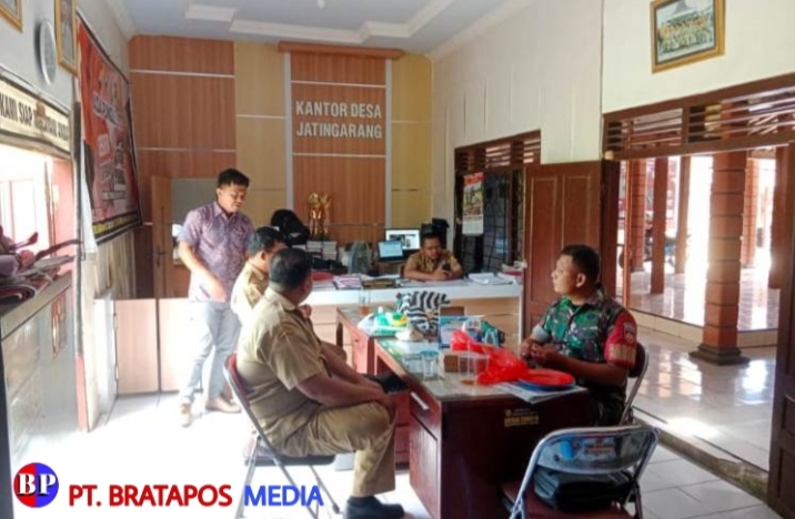 Komsos dengan Perangkat Desa, Babinsa Jatingarang Pererat Sinergi Kesejahteraan Warga