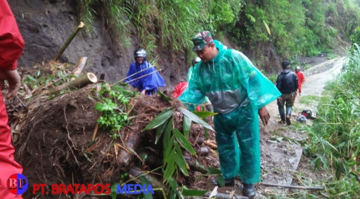 Babinsa dan Warga Bersihkan Material Longsor