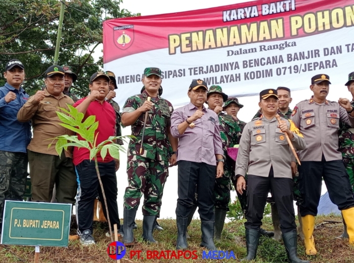 Karya Bakti, Edy Supriyanta dan Forkopimda Tanam Pohon di Desa Papasan