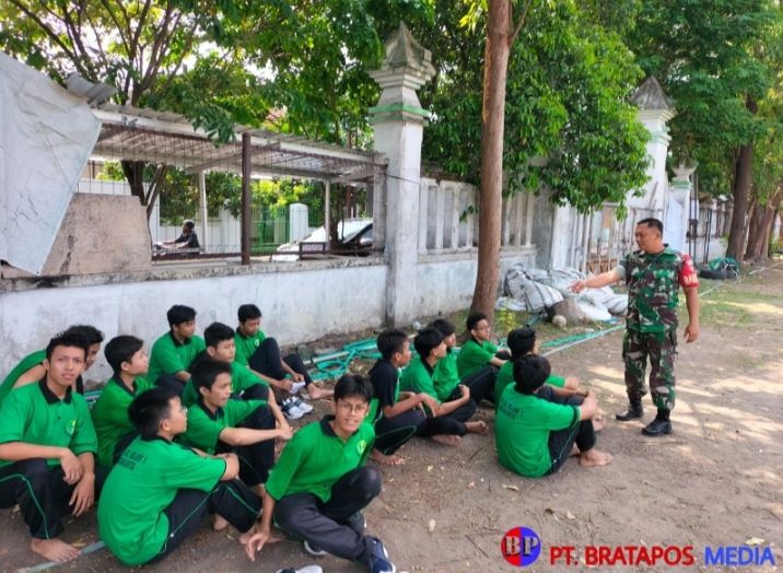 Cegah Kenakalan Remaja, Babinsa Jayengan Berikan Pesan ke Pelajar