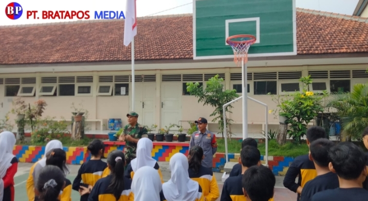 Latih PBB SMPN 19, Serma Yudhi dan Linmas Bentuk Karakter Disiplin Sejak Dini