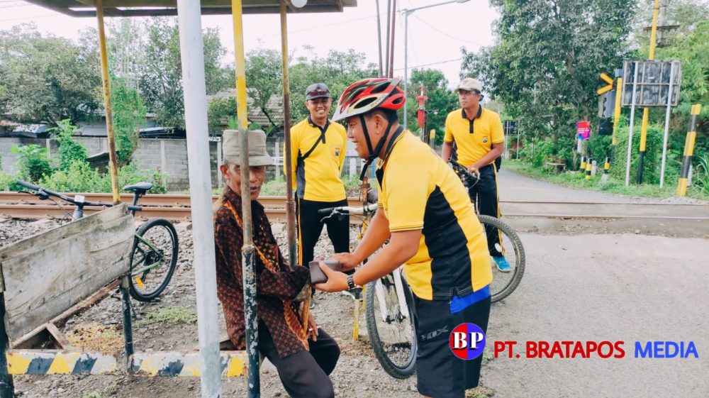 Momen Jumat Berkah, Kapolsek Sukorejo Kompol Imam Subechi Sambangi Penjaga Pintu Perlintasan Kereta Api