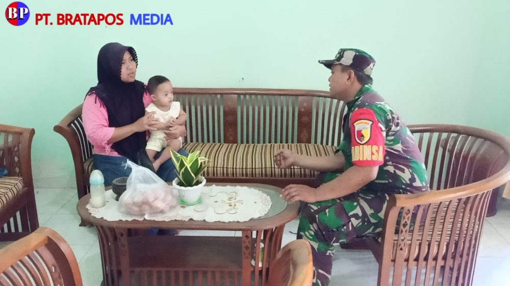 Peduli Anak Stunting, Babinsa Koramil Wonodadi Laksanakan Kegiatan Anjangsana Dan Berikan Bantuan Gizi Tambahan