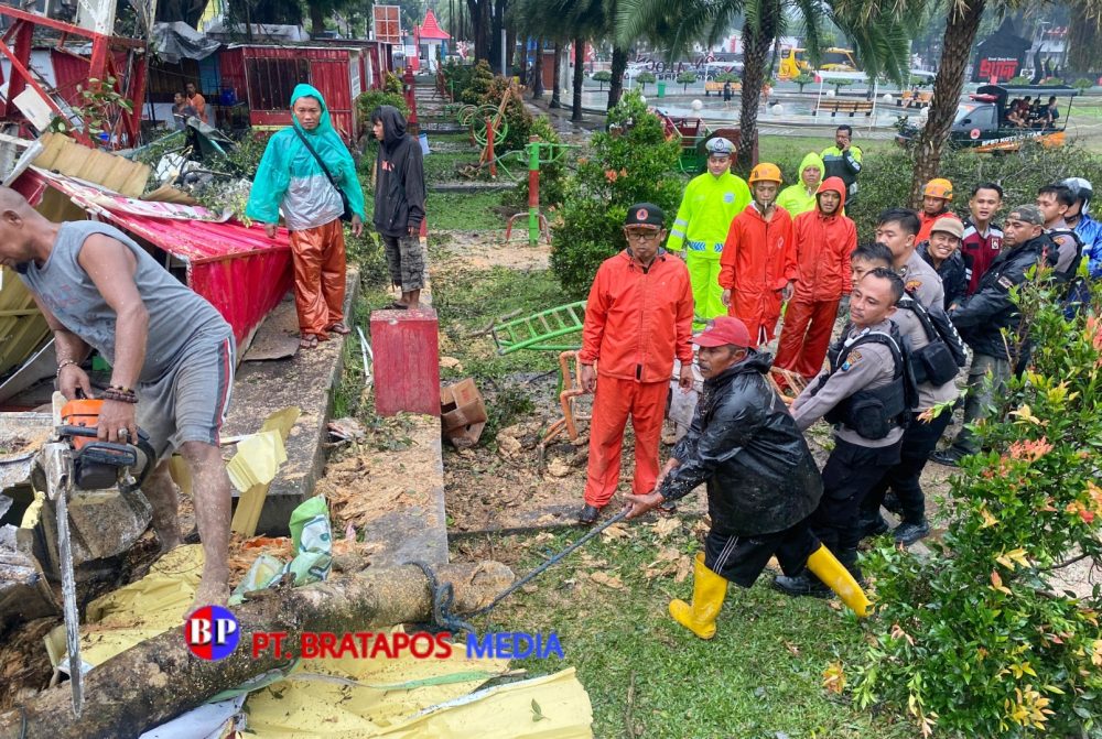 Polres Blitar Kota Gerak Cepat Bantu Evakuasi Pohon Tumbang Yang Menimpa PKL Akibat Angin Kencang
