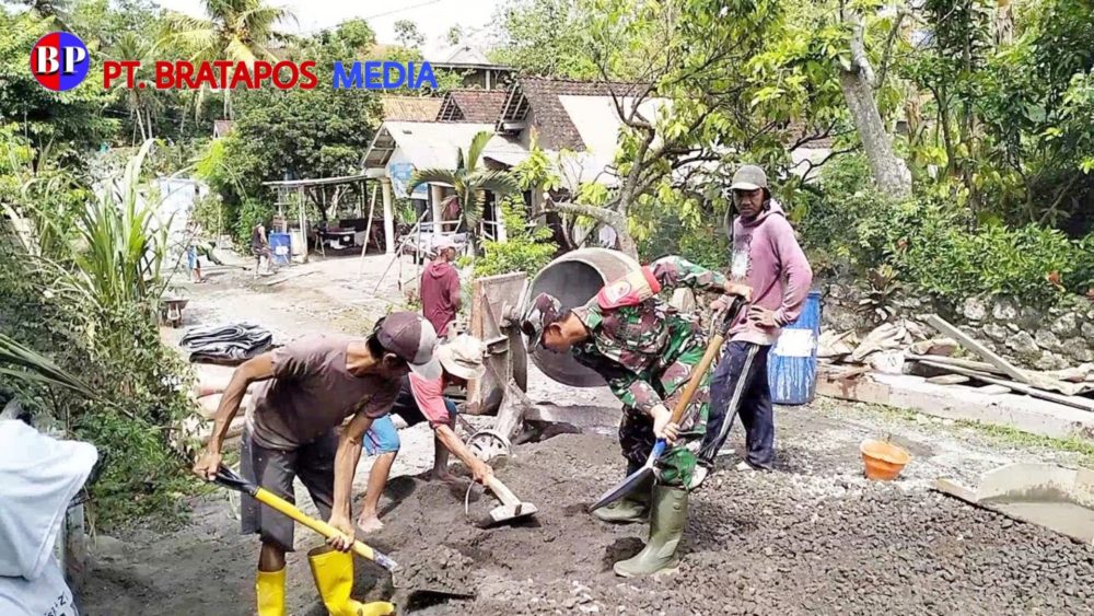 Kompak, Babinsa Koramil Bakung Bersama Warga Masyarakat Gelar Kerja Bakti Merabat Jalan