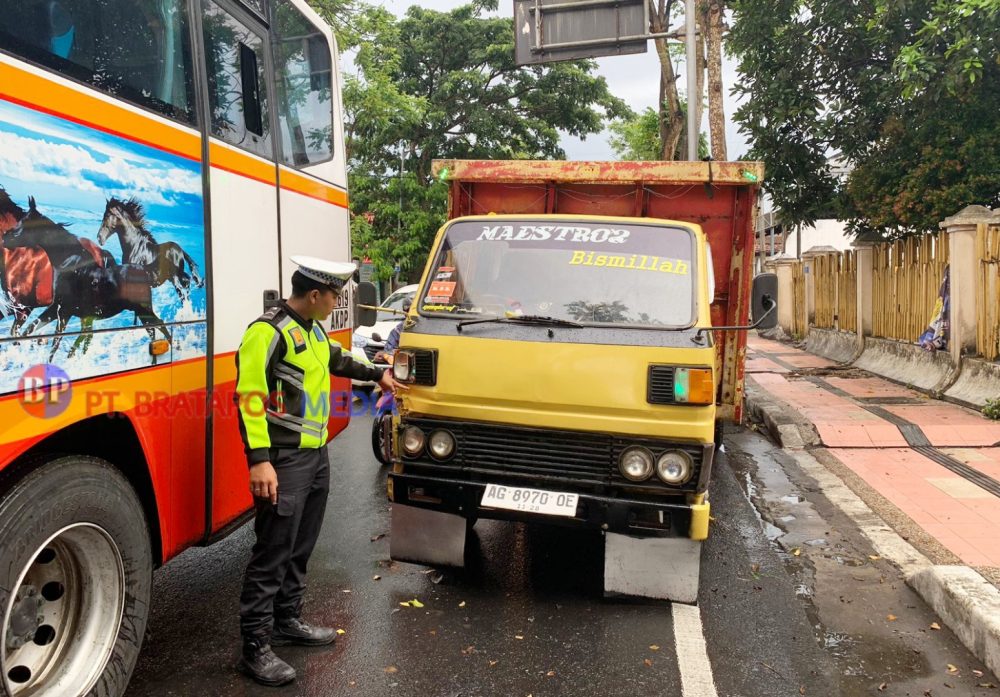 Diduga Rem Blong, Truk Terlibat Kecelakaan Beruntun Dengan Mobil dan Satu Sepeda Motor