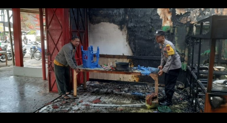 Warung Bakso Warga Sugehmanik Ludes Terbakar