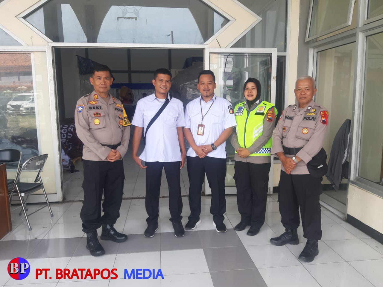 Kasat Binmas Polres Kendal Tinjau Proses Pelipatan Surat Suara Pemilu 2024
