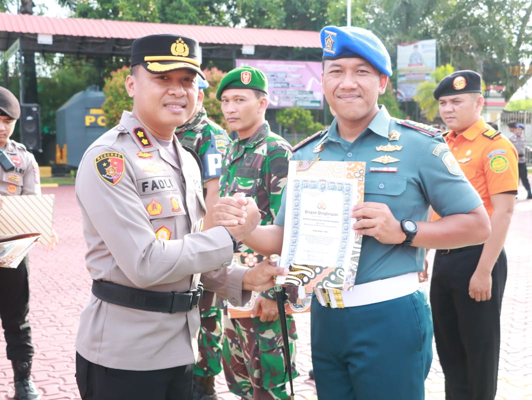 Kapolres Karimun Berikan Reward Kepada Sepuluh Instansi Vertikal dan Tiga Ormas