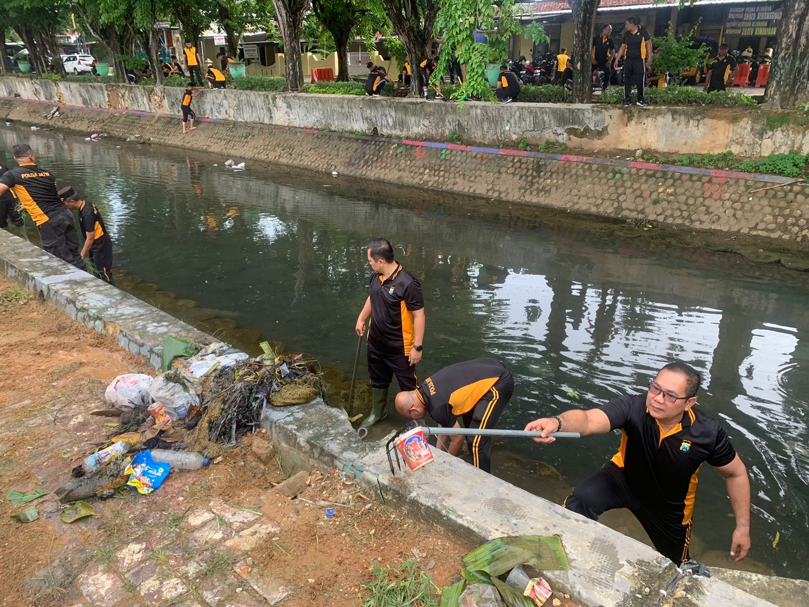 Polres Sumenep Bersihkan Bantaran Kali Marengan Antisipasi Banjir