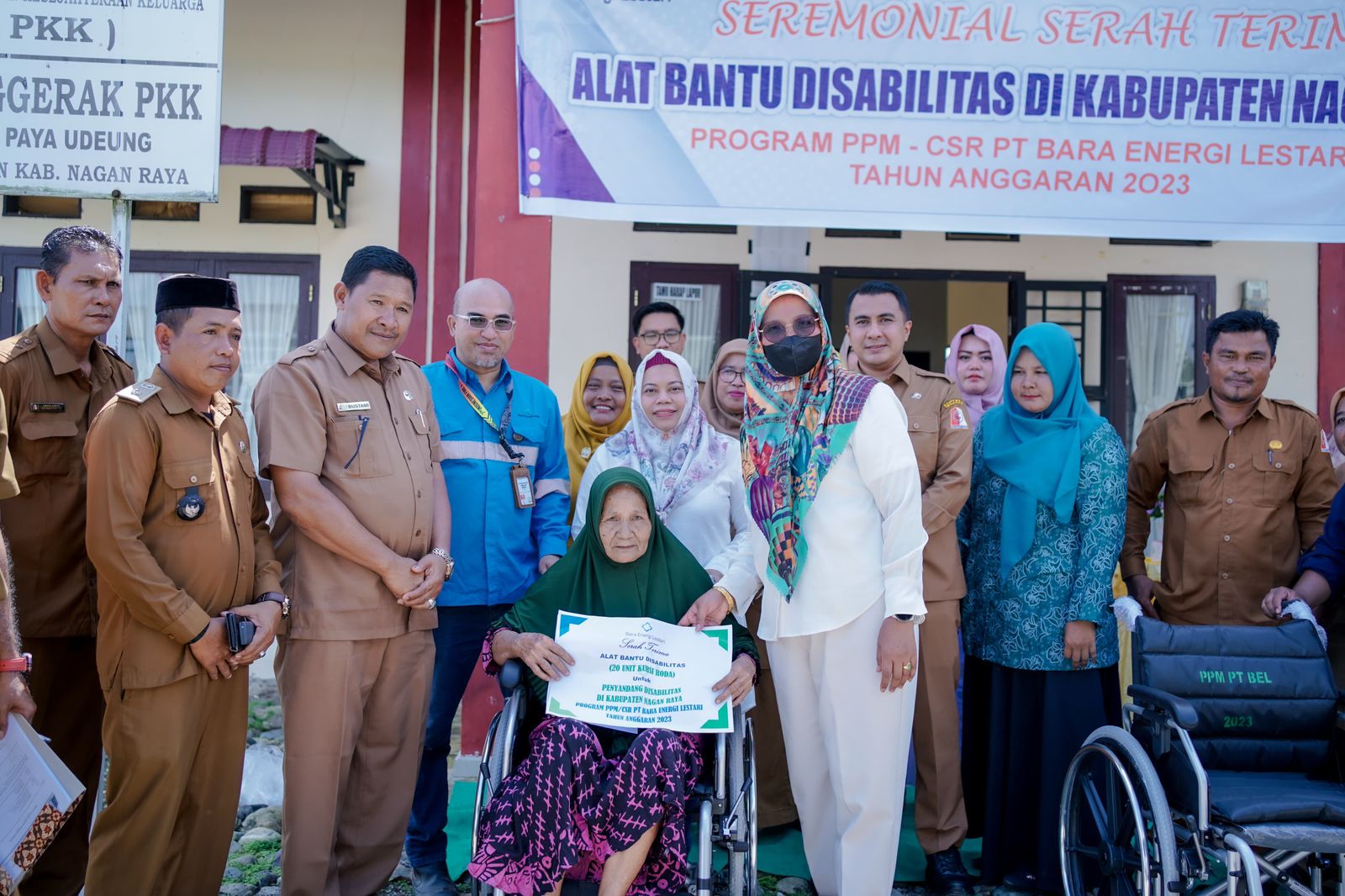 Pj Bupati Nagan Raya Menyerahkan Bantuan Kursi Roda Sebanyak 20 Unit kepada Penyandang Disabilitas