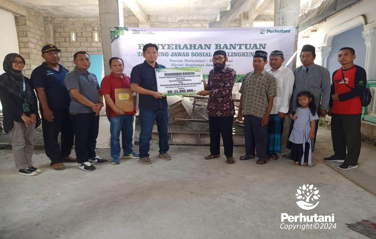 Peduli Pendidikan, Perhutani KPH Blitar Serahkan Bantuan TJSL Kepada Madarasah Al Islahiyah