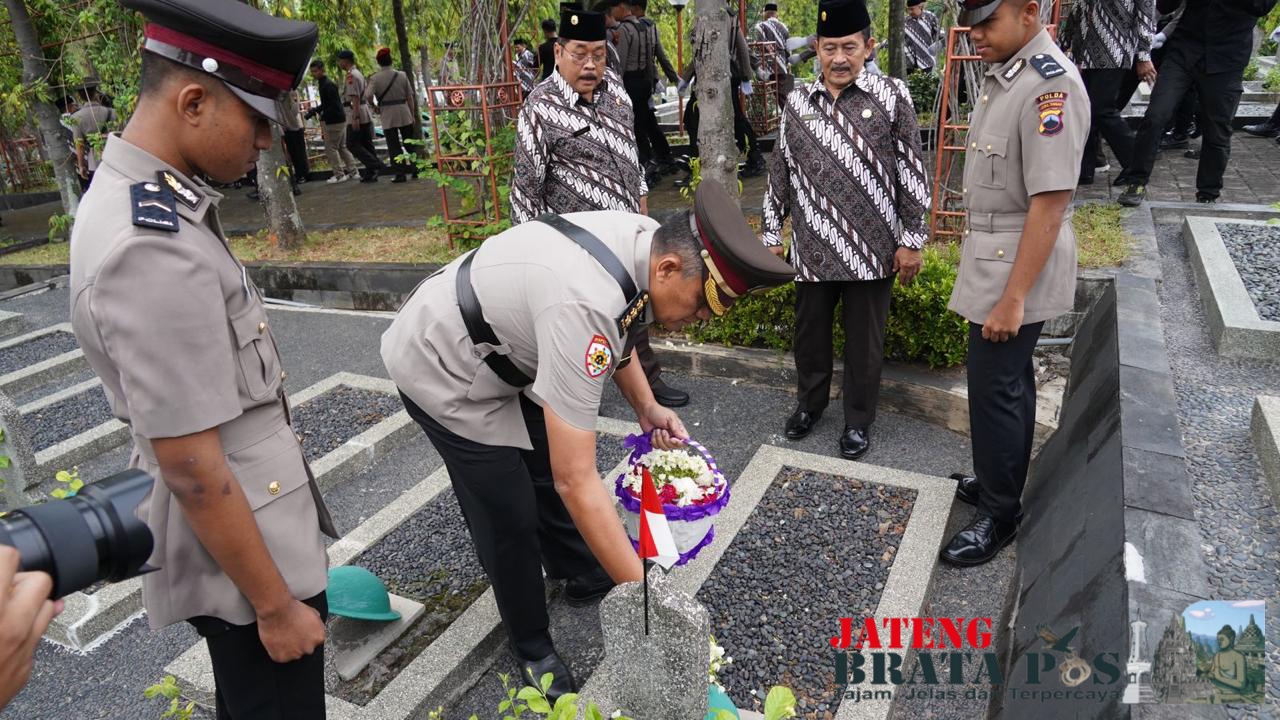 Sambut Hari Bhayangkara Ke-78, Polda Jateng Gelar Upacara Ziarah dan Tabur Bunga