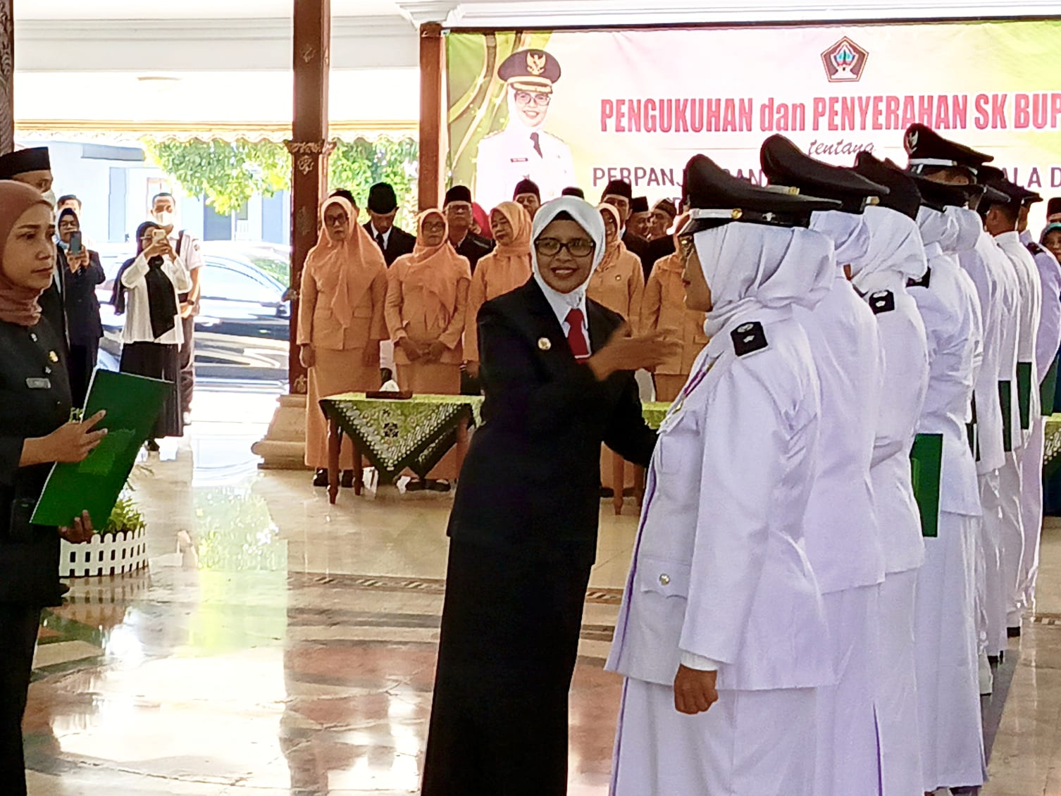 Bupati Blitar Rini Syarifah Kukuhkan dan Serahkan SK Perpanjangan Masa Jabatan Kepala Desa Se-Kabupatem Blitar