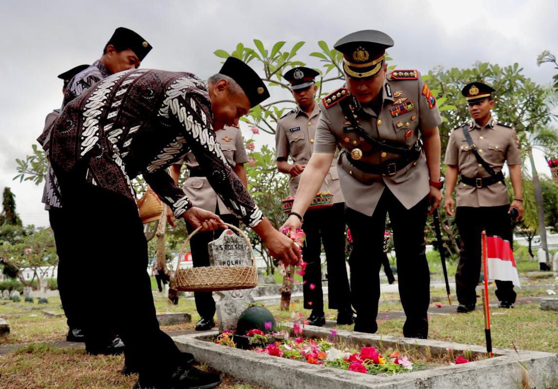 Tanda Penghormatan Kepada Para Pendahulu, Polresta Banyuwangi Laksanakan Ziarah & Tabur Bunga di TMP dan Perairan Selat Bali