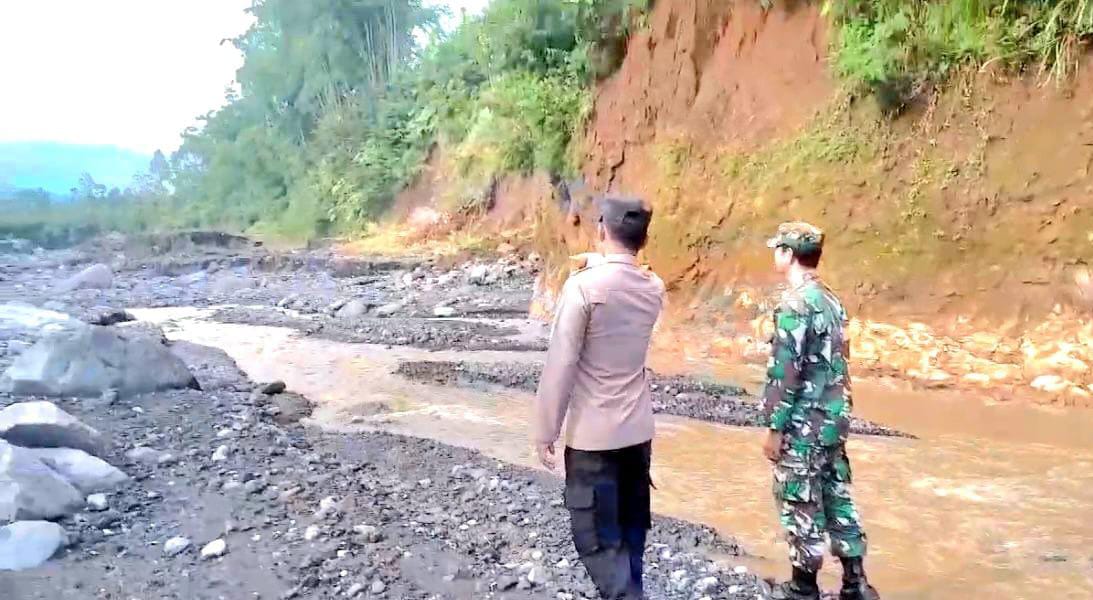Prioritaskan Keselamatan Warga, Polsek Pronojiwo Pantau Debit Air Sungai Kembangan