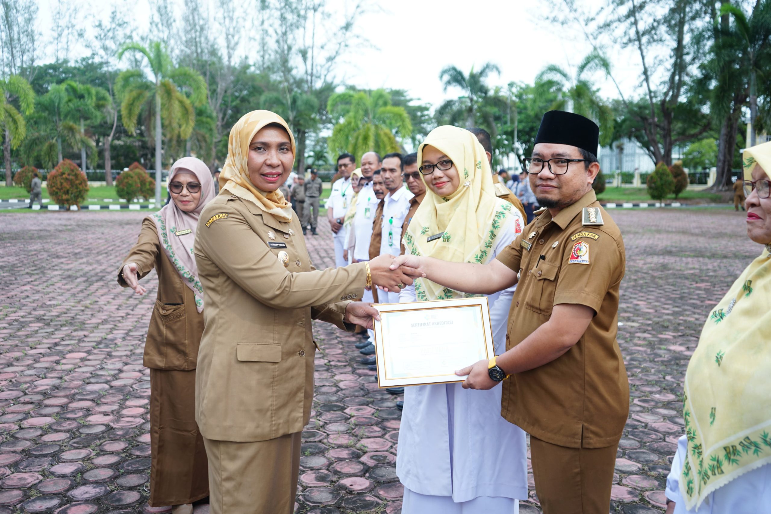 Pj Bupati Nagan Raya Fitriany Farhas Serahkan Sertifikat Akreditasi kepada Tujuh Puskesmas dari Kemenkes RI