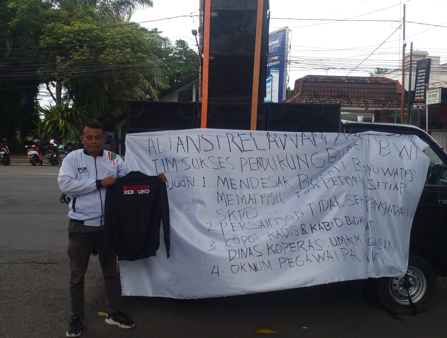 Tagih Janji.!! Aliansi Relawan dan Kontraktor Tim Sukses Pendukung Bupati Banyuwangi Gelar Demonstrasi Damai