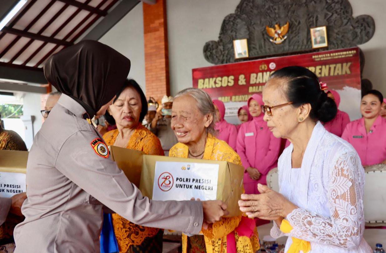 Jelang Hari Bhayangkara ke-78, Polresta Banyuwangi Gelar Kegiatan "Bakti Sosial Religi" di Kampung Bali