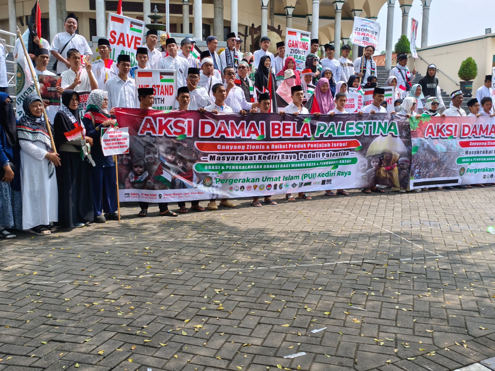 Aksi Damai dan Penggalangan Dana untuk Palestina di Depan Masjid Agung Kota Kediri