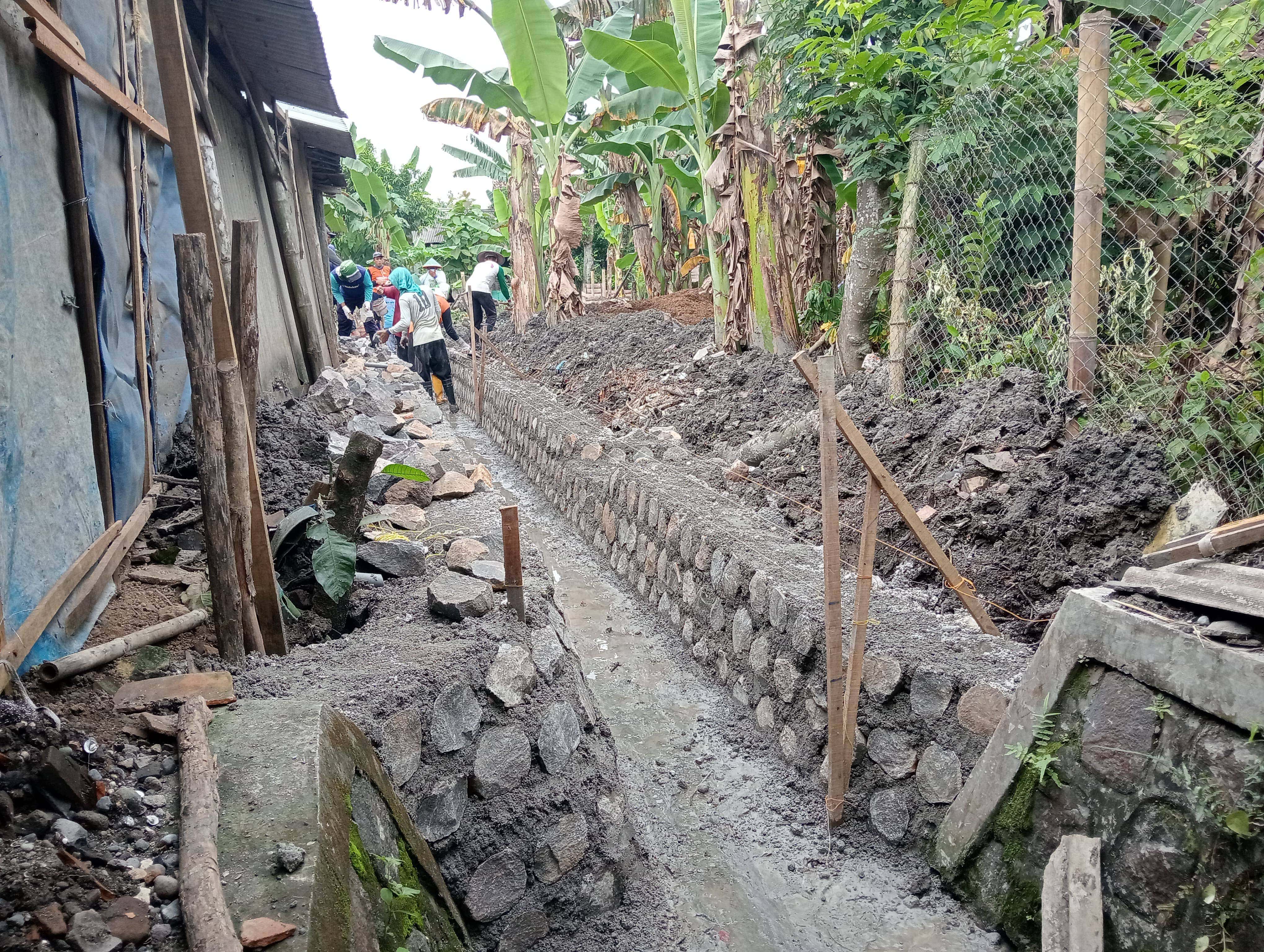 Antisipasi Curah Hujan Yang Tinggi Pemdes Kedungbanteng Membangun Drainase