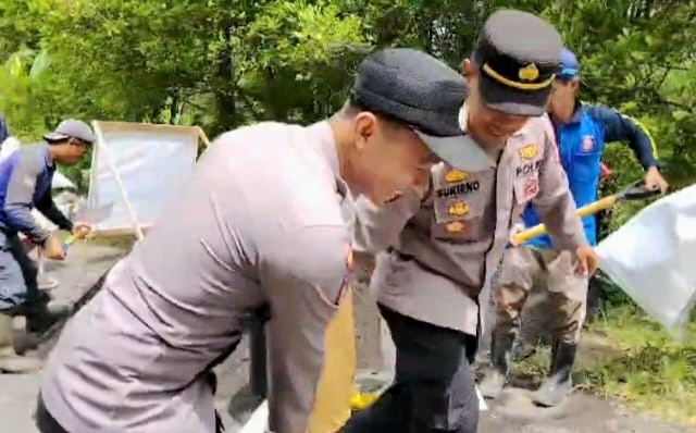 Antisipasi Longsor Susulan, Warga dan Polisi Pasang Ratusan Bronjong