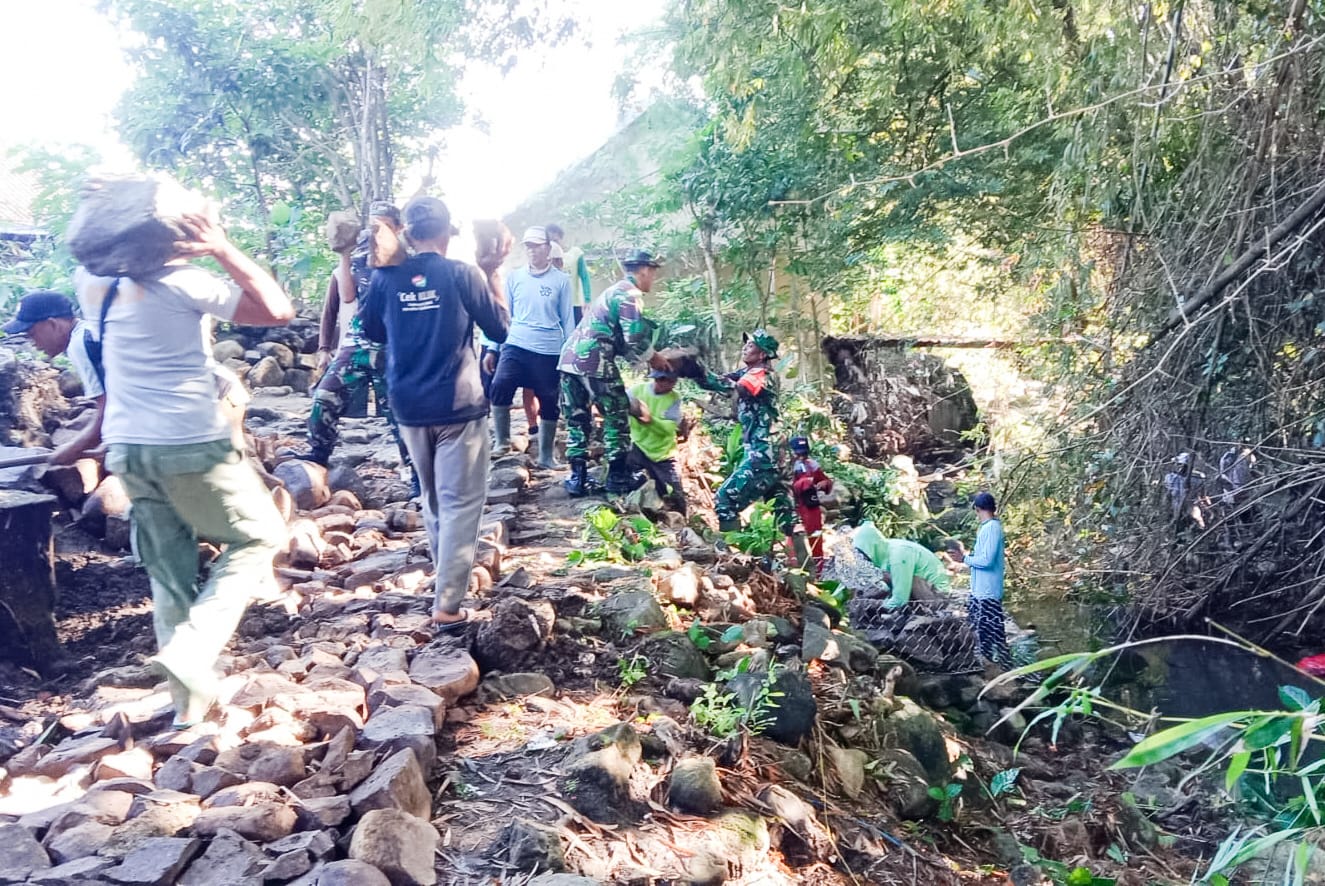 Babinsa Gondang Bojonegoro bersama Warga Sambongrejo, Bangun Bronjong dan Jalan Makadam