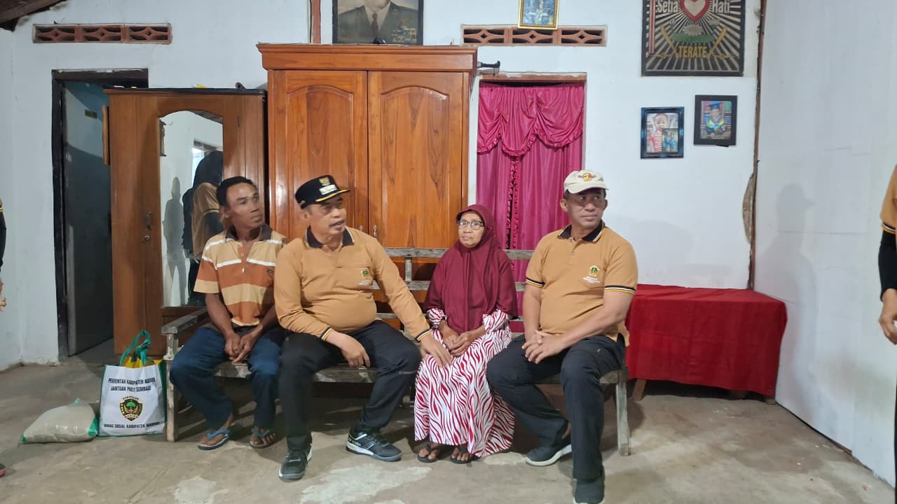 Bahana Bersahaja di desa Dempelan Bupati Madiun bersama Kadinsos beri bantuan kepada masyarakat