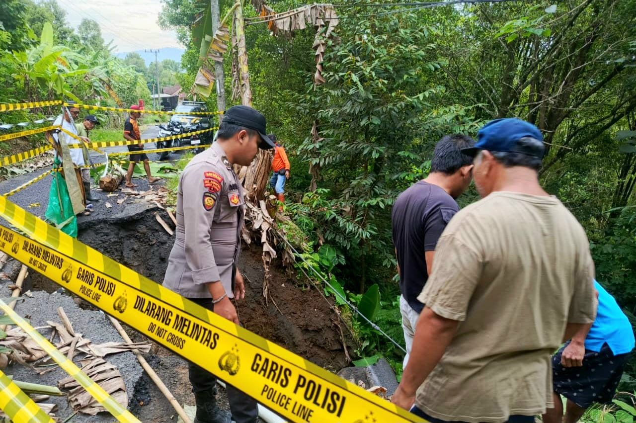 Bahu Jalan di Tempursari Lumajang Longsor, Warga: Wes Wayae Ganti Gorong-Gorong