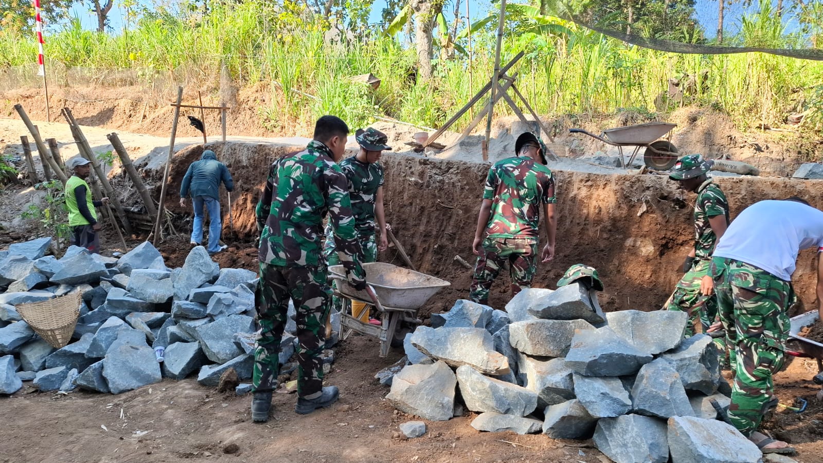 Bahu Membahu, Masyarakat Bersama TNI "Gugur Gunung" Wujudkan Pembangunan Strategis Desa
