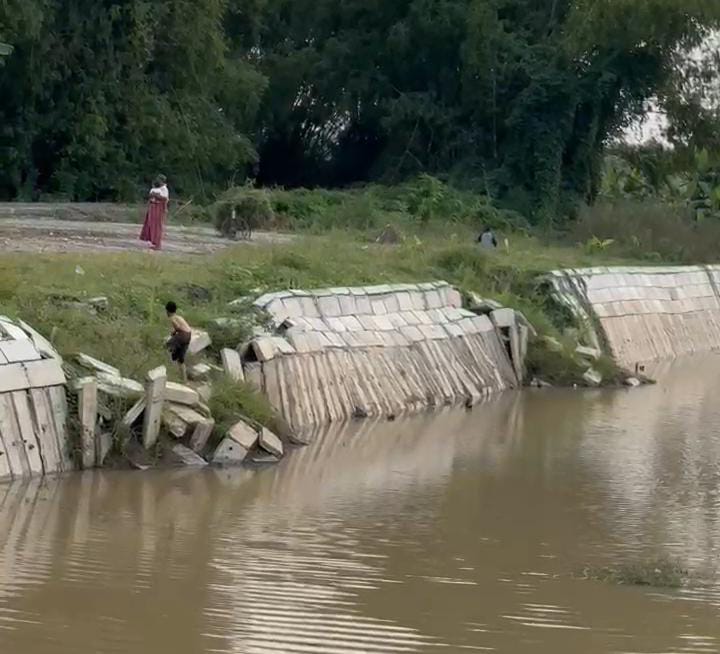 Baru Berusia Seumur Jagung Proyek Rehabilitasi Waduk Tlogowaru Diduga Sudah Porak Poranda Ramai Jadi Sorotan Masyarakat