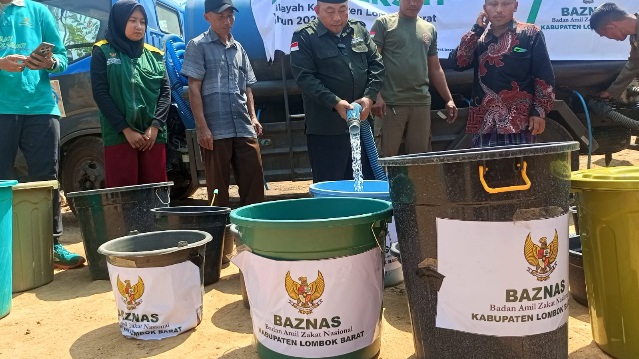 BAZNAS Lombok Barat Salurkan 5.000 Liter Air Bersih ke Dusun Tibu Lilin, Siapkan Sumur Bor