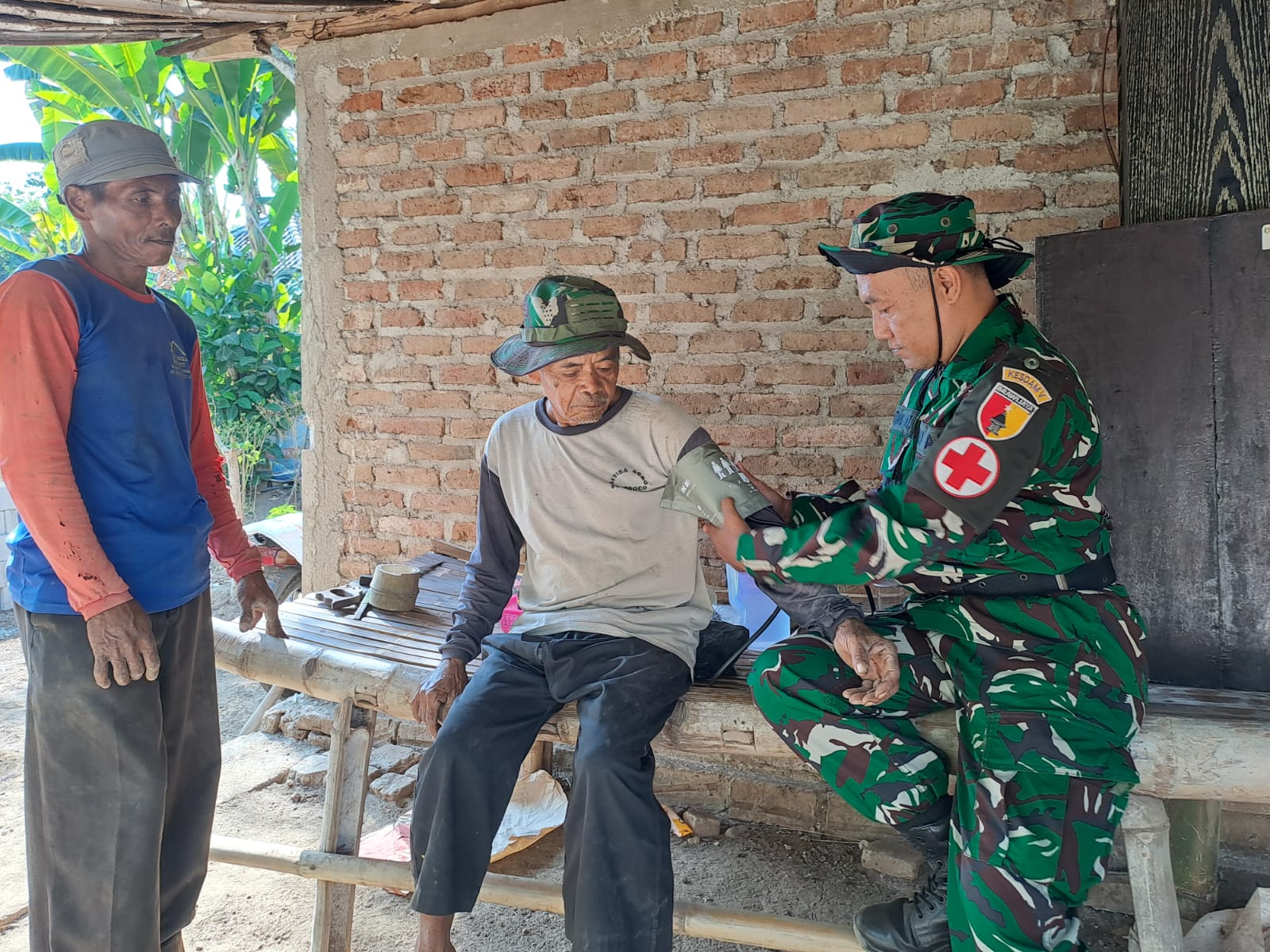 Bukan Hanya Anggota Satgas, Tim Satgas Kesehatan TMMD 129 Juga Beri Pelayan Kepada Warga