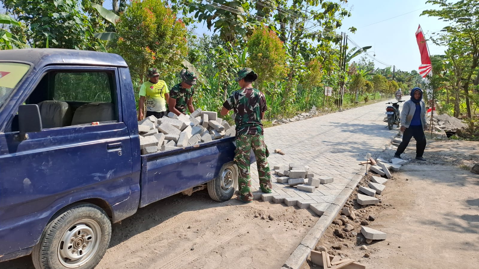 Bukti Dukungan Dari Masyarakat, Demi Jalan Desa Layak, Warga Rela Mobil Pick-up Milik nya Angkut Bahan Material