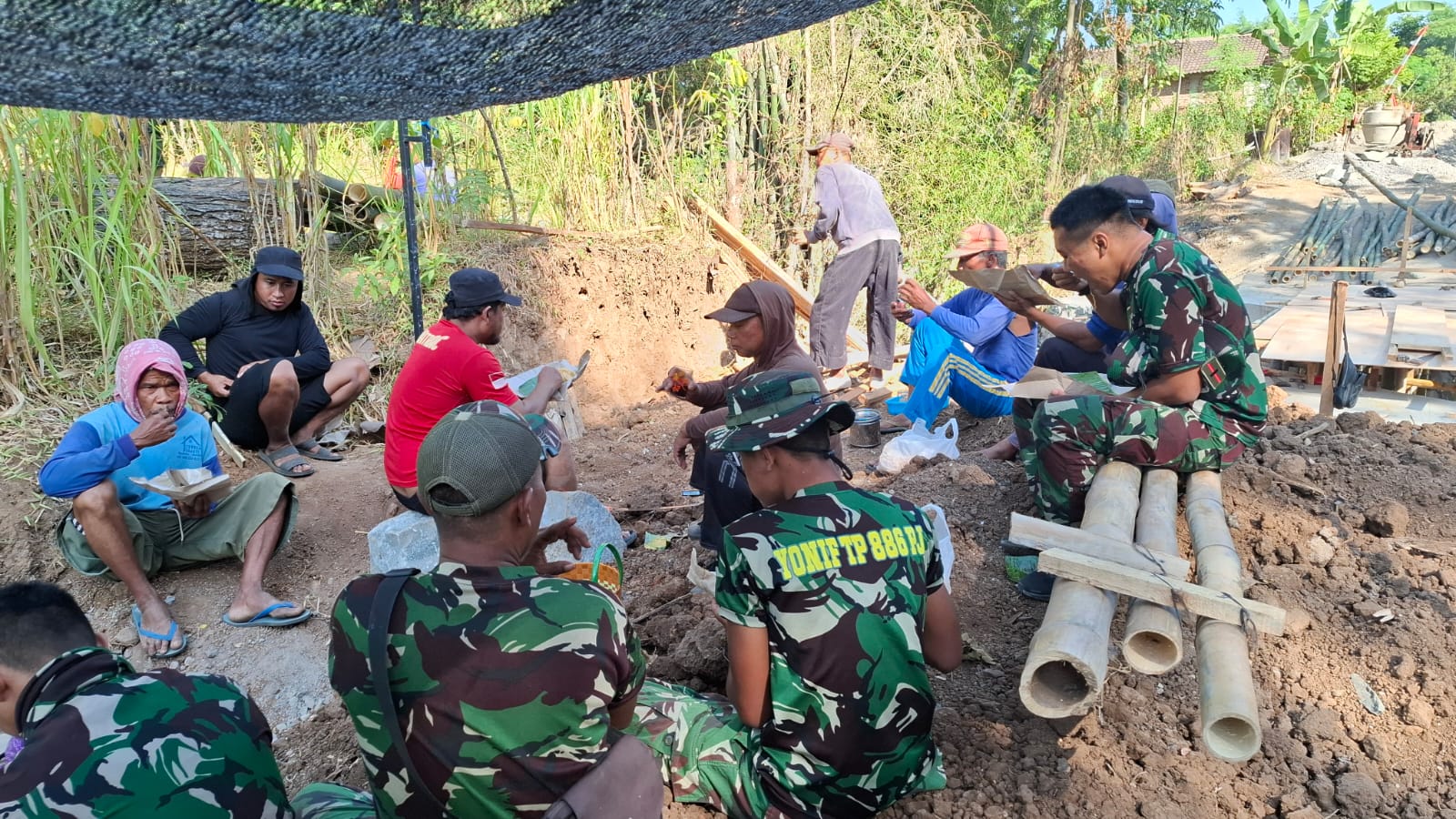 Bukti Kedekatan Bersama Masyarakat, Anggota Satgas TMMD Sarapan Bareng Di Lokasi Pembangunan Jembatan