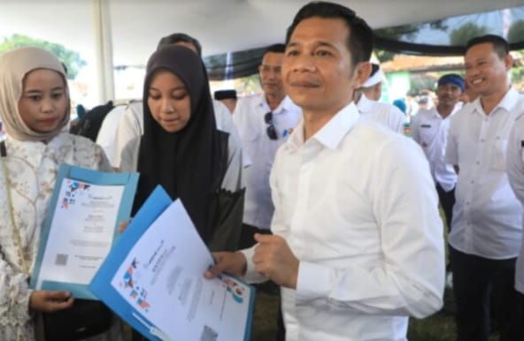 Bupati Purwakarta Om Zein Langsung Dampingi Warga Untuk Pelayanan Publik Keliling di Desa Cisalada Kecamatan Jatiluhur