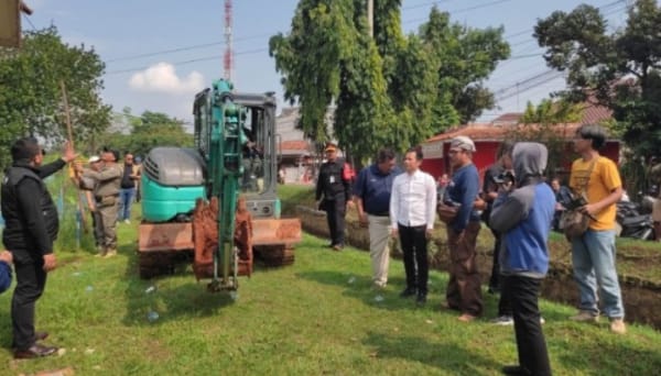 Bupati Purwakarta Om Zein Melakukan Penertiban Bangunan Liar Di Sepanjang Aliran Sungai Dan Irigasi Milik PJT II.