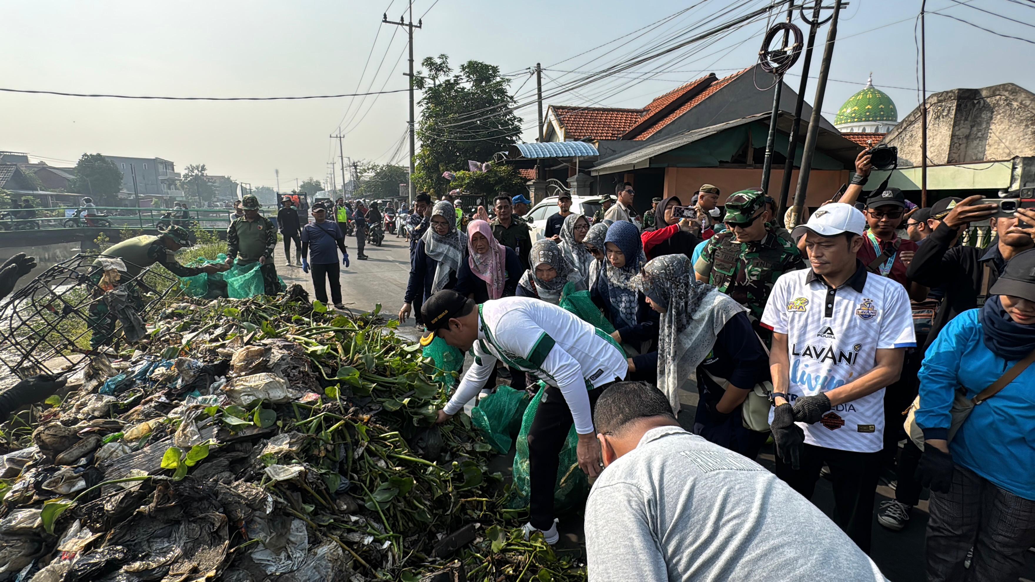 Bupati Subandi bersama Ratusan Orang Bersihkan sampah di Sungai Pelayaran
