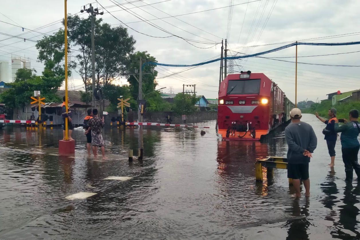 Cuaca Ekstrem Ganggu Jalur Semarang, KAI Daop 7 Madiun Mohon Maaf dan Pastikan Keselamatan Jadi Prioritas